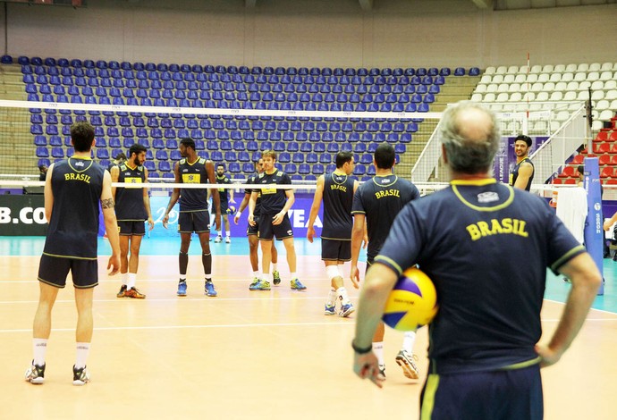 Bernardinho no treino da seleção em Cuiabá (Foto: Alexandre Arruda / CBV)