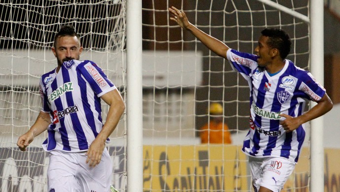 Paysandu x Atlético-GO - gol de Leandro Cearense (Foto: RAIMUNDO PACCÓ - Agência Estado)