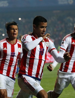 Derlis Gonzalez gol Paraguai x Brasil (Foto: AP)