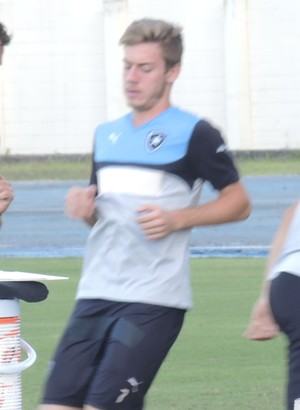 Luis Henrique foi promovido para a equipe titular do Botafogo (Foto: Marcelo Baltar)