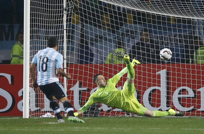 Tevez pênalti Argentina Colômbia Ospina (Foto: Reuters )