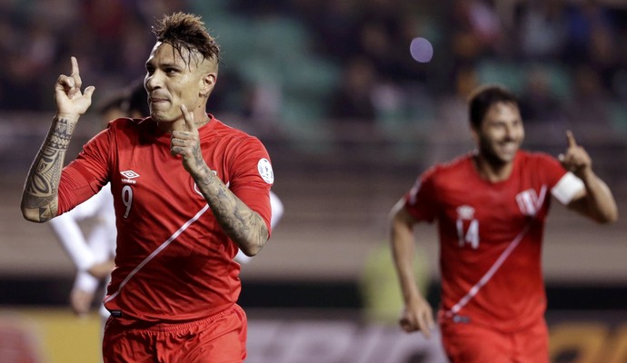 Guerrero gol peru bolívia (Foto: Reuters )