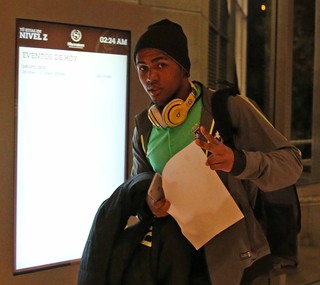 Douglas Costa chega ao hotel em Santiago (Foto: Rafael Ribeiro/CBF)