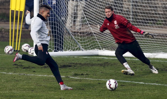 Paolo Guerrero treino Peru (Foto: Reuters)