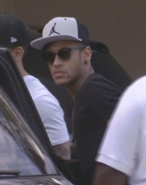 Neymar chegando ao Guarujá (Foto: Reprodução / TV Tribuna)