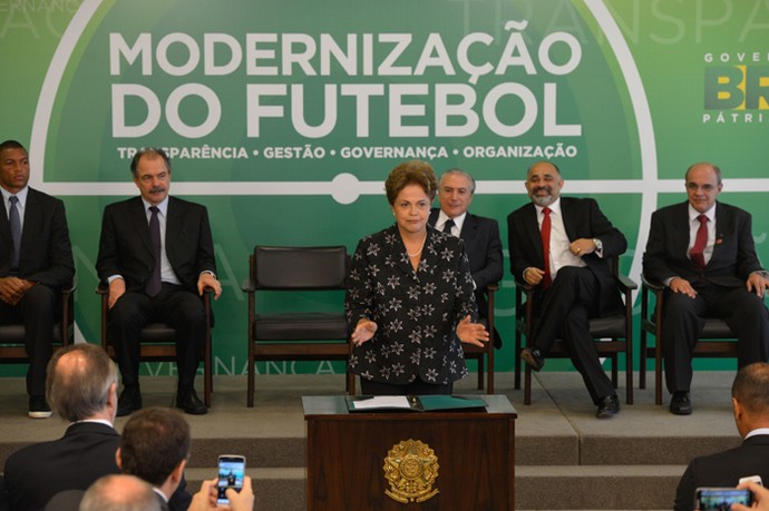 Dilma Rousseff assina MP do Futebol (Foto: Agência Brasil)