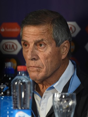 Oscar Tabárez coletiva Uruguai (Foto: AFP)