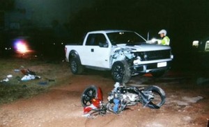 Picape Luis Cavani pai moto acidente Salto (Foto: Reprodução de Twitter)