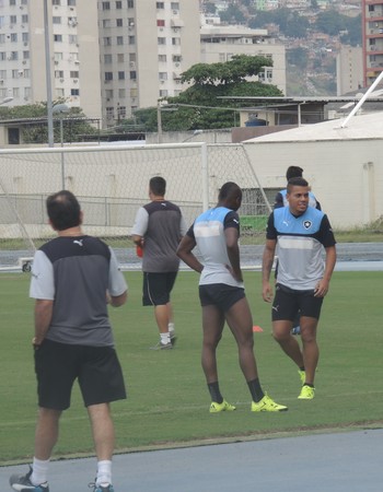 Treino Botafogo (Foto: Marcelo Baltar / GloboEsporte.com)