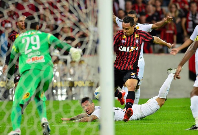 Atacante Edigar Junio Atlético-PR Coritiba (Foto: Site oficial do Atlético-PR/Divulgação)