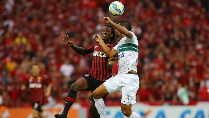 douglas coutinho atlético-pr atletiba (Foto: Giuliano Gomes/PR Press)