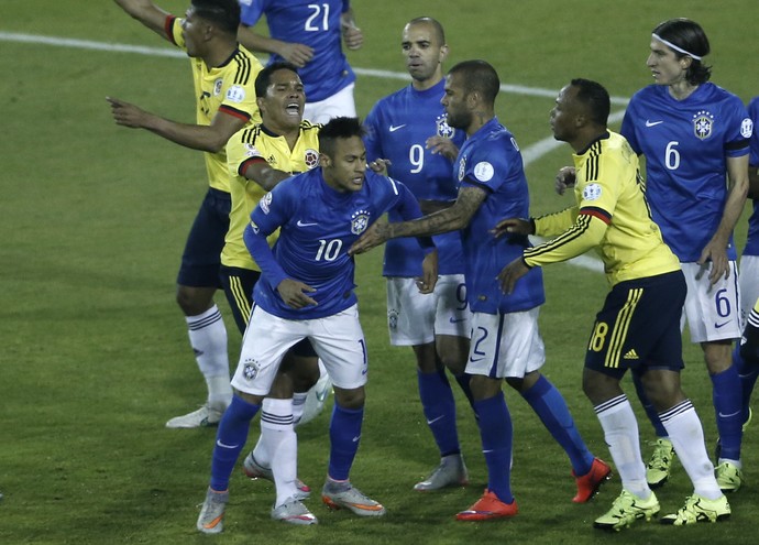 Neymar Bacca confusão Brasil Colômbia (Foto: Silvia Izquierdo / AP)