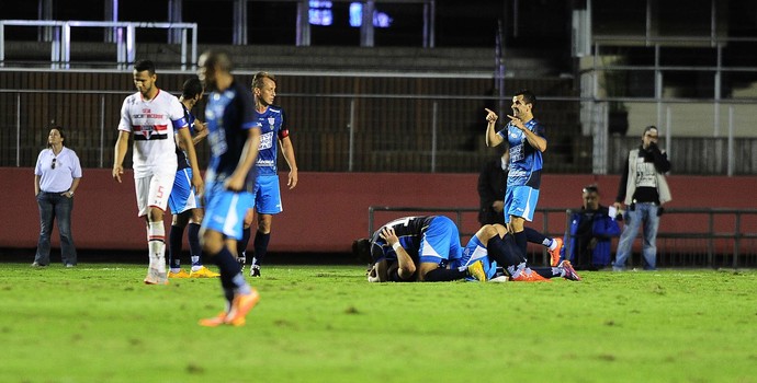 Gol do Avaí comemoração (Foto: Marcos Ribolli)