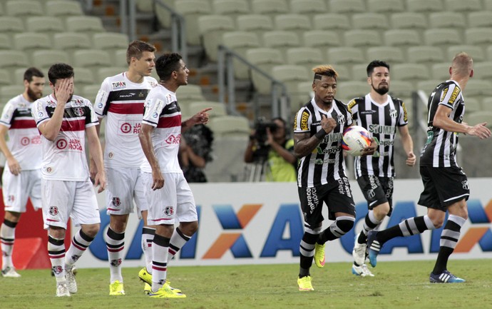 Marinho, após fazer gol pelo Ceará contra o Santa Cruz (Foto: LC Moreira / Estadão Conteúdo)