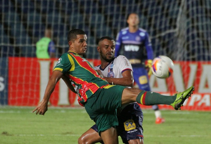 Jogo entre Sampaio Corrêa e Bahia foi bastante disputado e ficou no 0 a 0 (Foto: Biaman Prado/O Estado)