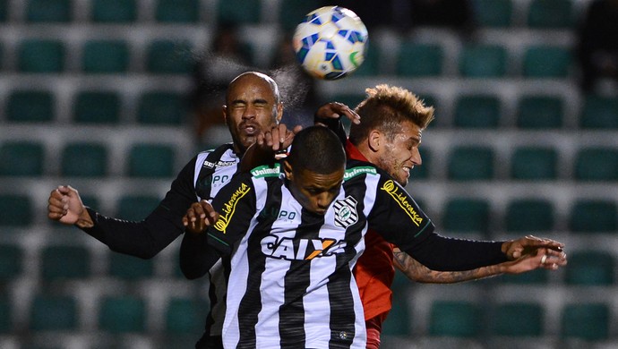 Rafael Moura Figueirense x Internacional Brasileirão (Foto: Agência Estado)