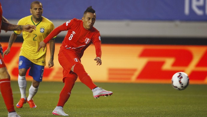 Brasil x Peru Christian Cueva Daniel Alves (Foto: Reuters)