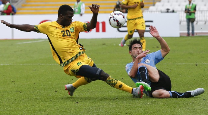 Lodeiro e Michael Lawrence Uruguai x Jamaica (Foto: EFE/Kiko Huesca)