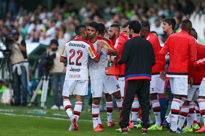 Eduardo da Silva gol Flamengo Coritiba (Foto: Geraldo Bubniak / Agência Estado)