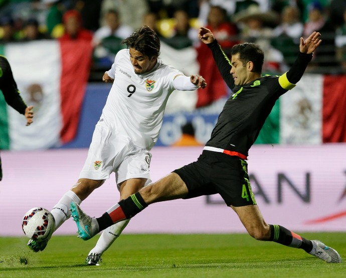 Marcelo Moreno e Rafael Marquez México x Bolívia (Foto: AP)