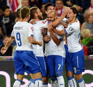 Simone Zaza marca gol da Itália e comemora com companheiros (Foto: Getty)