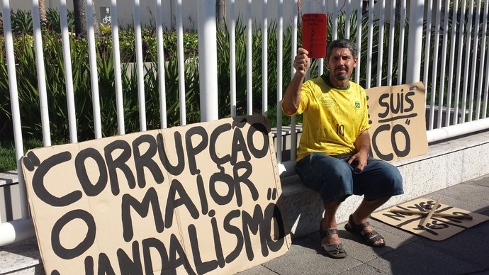 Protesto solitário (Foto: Igor Rodrigues)