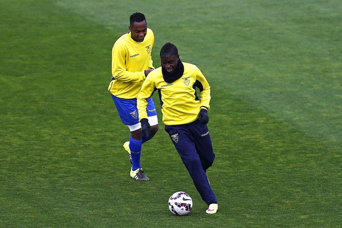 Ibarra e Bolaños treino Equador (Foto: REUTERS/Ivan Alvarado)