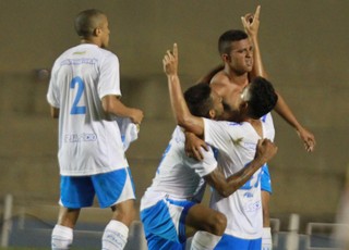 Rômulo comemora gol do Avaí contra o Goiás (Foto: André Costa/Agência Estado)