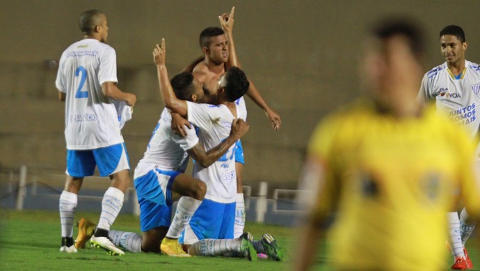 Rômulo comemora gol do Avaí contra o Goiás (Foto: André Costa/Agência Estado)