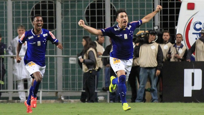 Gol do Cruzeiro contra o Atlético-MG (Foto: DANIEL TEOBALDO - Agência Estado)