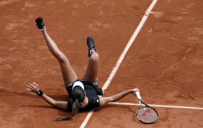 Ivanovic leva tombo em partida contra Svitolina (Foto: Reuters)