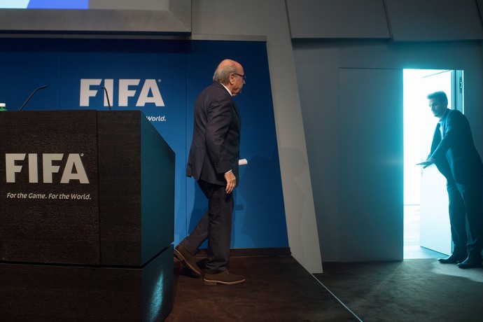 Blatter entrega cargo coletiva Fifa (Foto: VALERIANO DI DOMENICO / AFP)