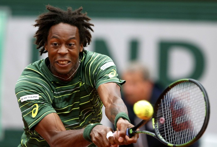 Gael Monfils deu o troco e levou o segundo set da partida (Foto: Reuters)