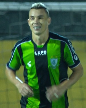 Marcelo Toscano foi o autor do primeiro gol marcado pelo América-MG contra o Bragantino (Foto: Reprodução/Premiere)