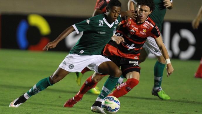 Bruno Henrique, do Goiás, disputa bola com Peri, do Ituano (Foto: Carlos Costa/Futura Press)