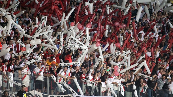 Torcida River Plate no Mineirão (Foto: Paulo Fonseca/EFE)