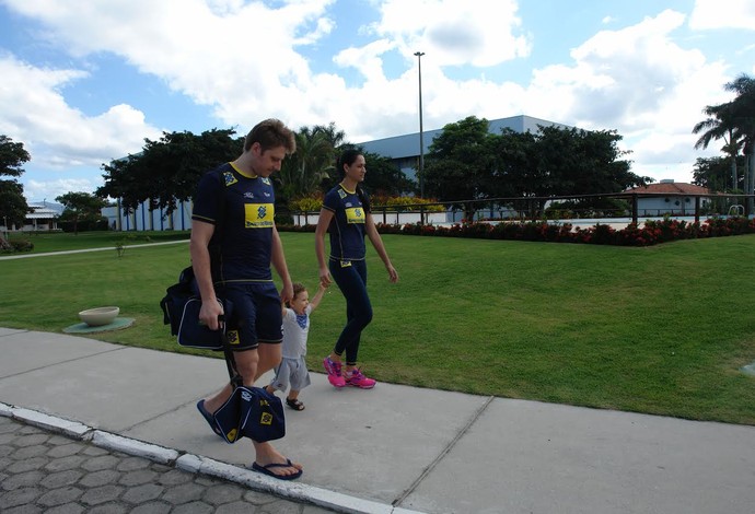 Murilo, o filho Arthur, e Jaqueilne, vôlei, seleção brasileira (Foto: José Geraldo Azevedo)