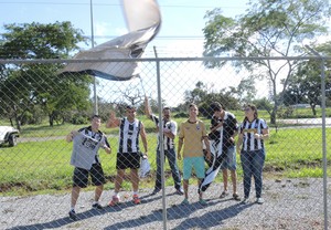 Torcida treino Botafogo em Brasília (Foto: Marcelo Baltar)