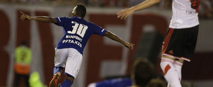Marquinhos comemora gol do Cruzeiro (Foto: AP)