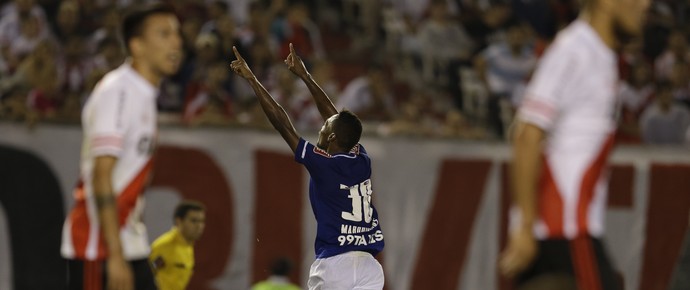 Marquinhos comemora gol do Cruzeiro (Foto: AP)