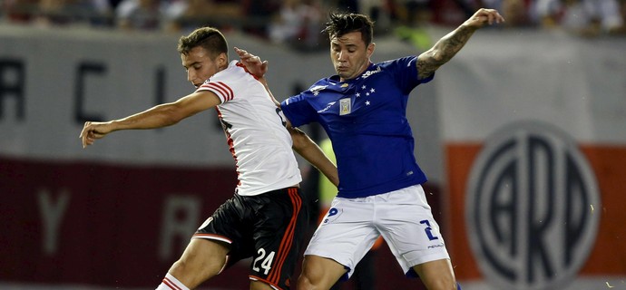 Mena, lateral do Cruzeiro, e Mammana, lateral do River (Foto: Enrique Marcarian / Reuters)