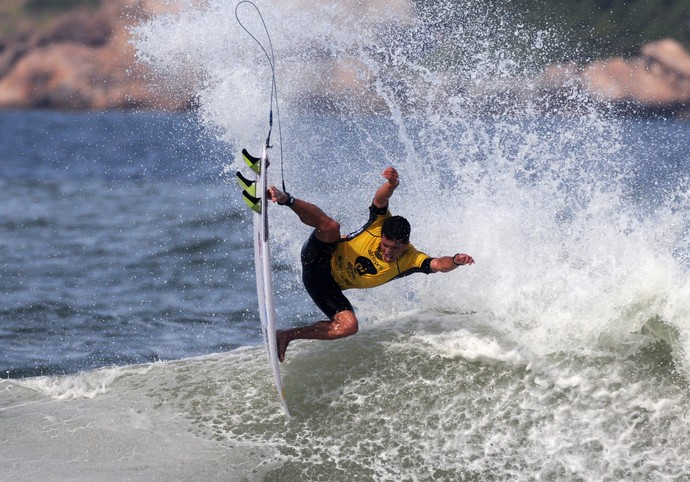 Adriano de Souza, o Mineirinho, no Rio Pro (Foto: André Durão)