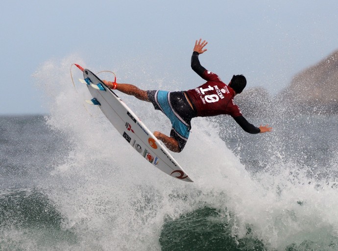 Na terceira rodada, o atual campeão Gabriel Medina é derrotado por novato  (Foto: André Durão)