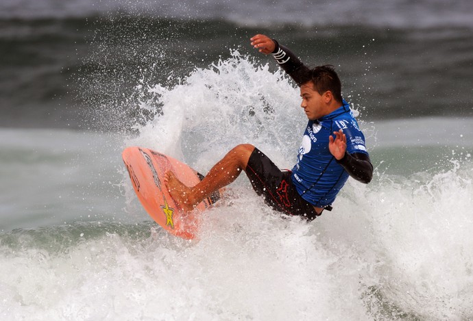 Keanu Asing vence Gabriel Medina no Postinho, na Barra da Tijuca (Foto: André Durão)