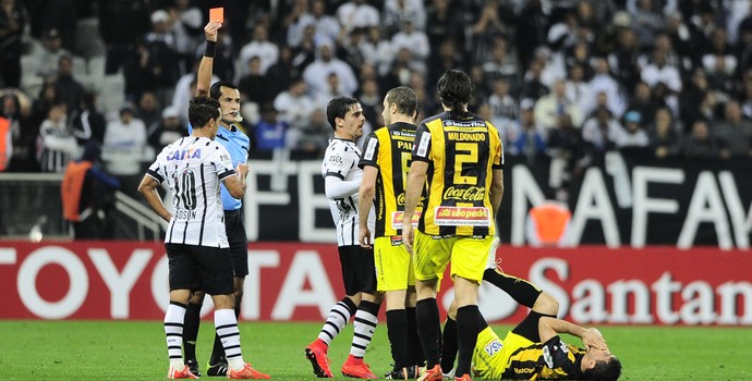 Corinthians x Guaraní Libertadores Jadson Expulsão (Foto: Marcos Ribolli)