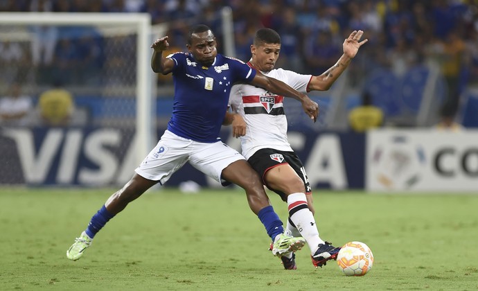 Willians e Denilson (Foto: Eugenio Savio/AP)