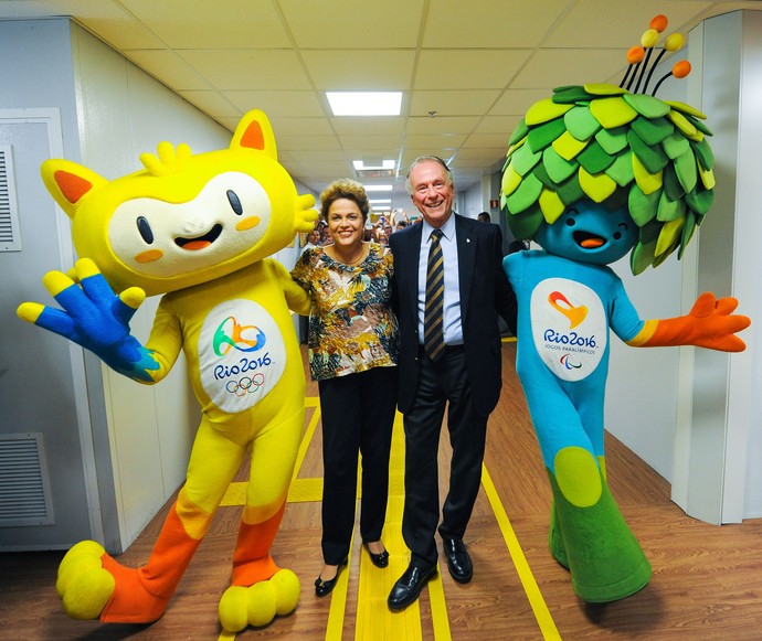 Dilma Rousseff Carlos Arthur Nuzman mascotes visita Comitê Rio 2016 (Foto: Alex Ferro/Divulgação Rio 2016)