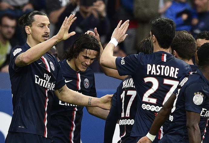 Ibra e Cavani comemoram gol diante do Guingamp (Foto: FRANCK FIFE / AFP)