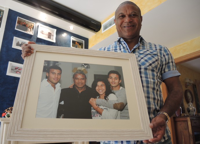 Mazinho com imagem dos filhos (Foto: Cassio Barco)