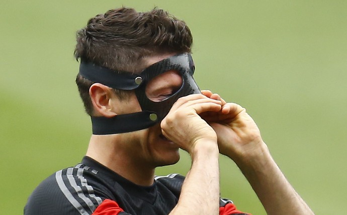 Lewandowski máscara treino Bayern (Foto: Reuters)